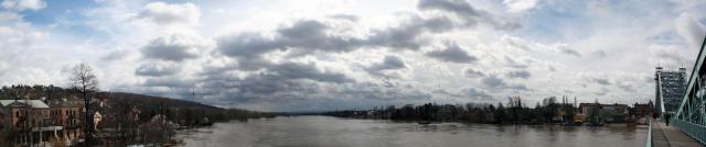 Panorama vom Blauen Wunder während des Elbhochwassers 2006